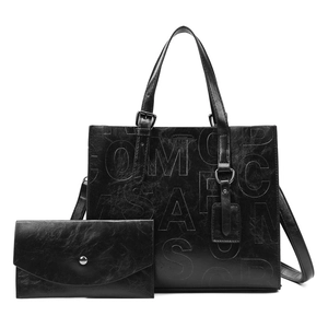 Détail du grand sac cabas noir embossé avec pochette assortie et bandoulière réglable