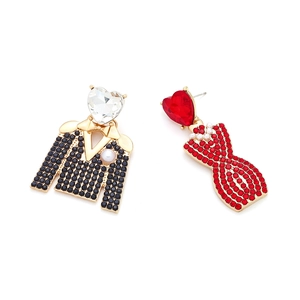 Boucles d'oreilles asymétriques smoking et robe avec cœurs en cristal et perles blanches