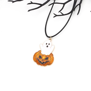 Collier d'Halloween minimaliste avec pendentif citrouille à paillettes et petit fantôme