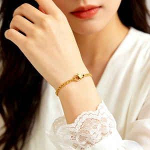 Vue détaillée d'un bracelet doré à maillons torsadés avec un fermoir mousqueton solide