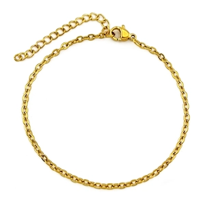 Détail d'un bracelet ajustable en acier inoxydable doré avec fermoir mousqueton robuste