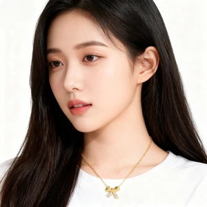 Gros plan d'un collier doré avec pendentif nœud et zircons porté par un mannequin