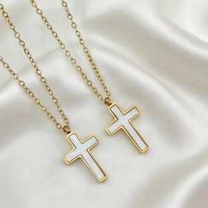 Minimalistische goldene Edelstahl Kreuzkette mit weißer Perlmutt Einlage für Damen