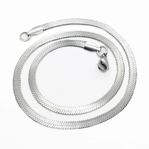 Détail d'un collier chaîne serpent plate en acier inoxydable argenté avec fermoir