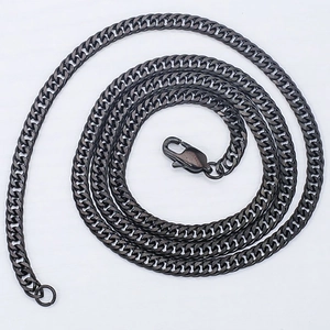 Vue détaillée du collier à maillons cubains en acier noir mat avec fermoir mousqueton
