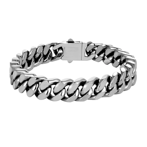 Vue macro du bracelet gourmette en acier inoxydable argenté avec fermoir carré robuste