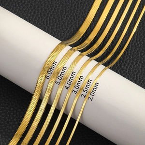Détail de chaînes en acier doré de différentes largeurs allant de 2 mm à 6 mm