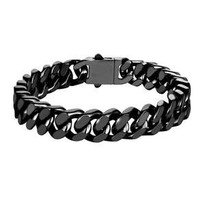 Détail du bracelet gourmette en acier inoxydable noir avec fermoir et maillons rectifiés