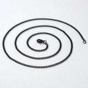 Détail d'un collier chaîne en acier inoxydable noir avec fermoir mousqueton en spirale