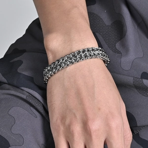 Primer plano de una pulsera de acero inoxidable de doble fila para hombre en la muñeca