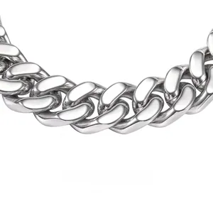 Macro d'un bracelet gourmette en acier argenté montrant le détail de coupe sur quatre faces
