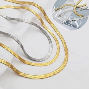 Colliers en maille serpent plate dorée 18K et argentée en arrangement superposé