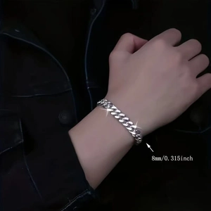 Détail d'un bracelet gourmette argenté de 8mm montrant la texture du métal plat