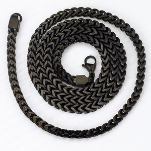 Vue détaillée du collier chaîne blé noire en acier inoxydable avec fermoir mousqueton