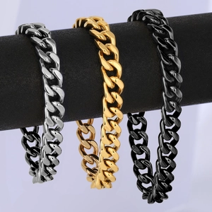 Bracelets à mailles cubaines en acier poli argenté, doré et noir sur un présentoir
