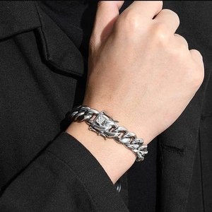 Detail eines silbernen Panzerarmbands mit aufwendig graviertem Drachen-Verschluss für Herren