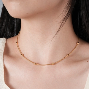 Collier minimaliste en acier inoxydable doré avec perles sphériques pour femmes élégantes