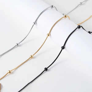 Vue détaillée de chaînes serpent en acier inoxydable or, argent et noir avec perles