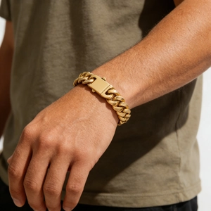 Gros plan d'un bracelet gourmette cubaine doré en acier inoxydable pour homme avec fermoir