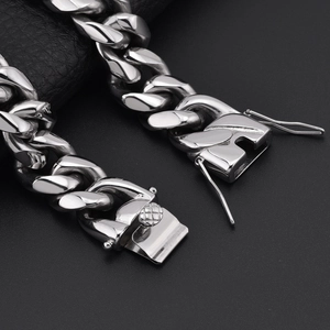 Makroaufnahme der polierten Edelstahl-Panzerarmband mit strukturiertem Verschluss