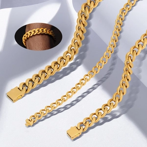 Détail de bracelets gourmettes dorés en acier inoxydable avec fermoirs à boîte sécurisés