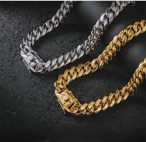 Détail du collier chaîne cubaine en acier inoxydable avec fermoir dragon or et argent