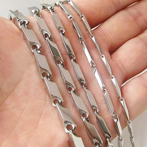 Macro di una collana a catena a bastoncino in acciaio inossidabile argento lucido