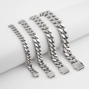Détail de quatre largeurs de bracelets gourmettes en acier inoxydable poli sur présentoir