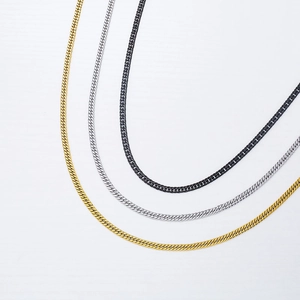 Lot de trois colliers à mailles cubaines en or, argent et noir au style géométrique