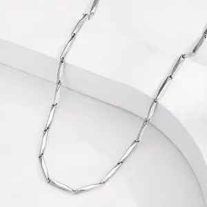 Dettaglio di una collana a barra in acciaio inossidabile argento con maglie lucide