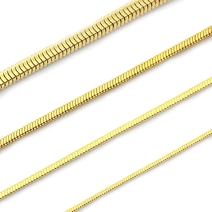 Dettaglio di quattro catene a serpente quadrate in acciaio inossidabile placcato oro 18K
