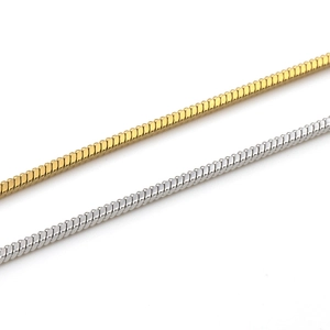 Dettaglio di catene piatte a serpente in oro 18K e argento con finitura lucida
