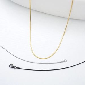 Vista dettagliata di catene a serpente in acciaio inossidabile oro 18K, argento e nero con chiusure