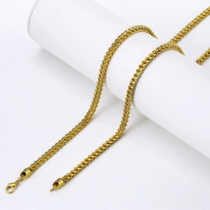 Collier chaîne épi en acier inoxydable doré avec fermoir mousqueton de style épuré