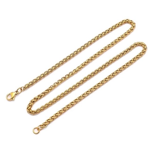 Vue détaillée d'un collier chaîne spiga en acier inoxydable doré avec fermoir mousqueton