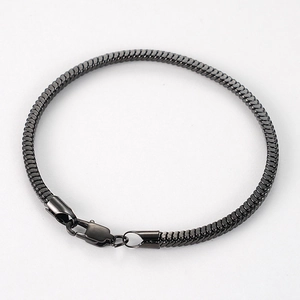 Détail du bracelet chaîne serpent plate gris foncé avec fermoir mousqueton sécurisé