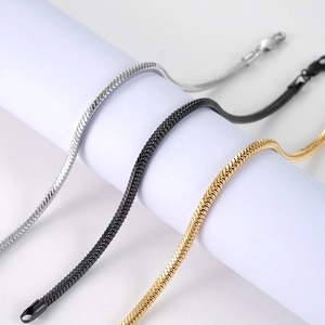 Bracelets maille serpent en acier inoxydable en or, argent et noir avec fermoir mousqueton