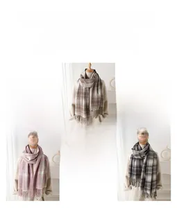 Gros plan d'écharpes à carreaux et glands en marron, rose et gris-noir élégants
