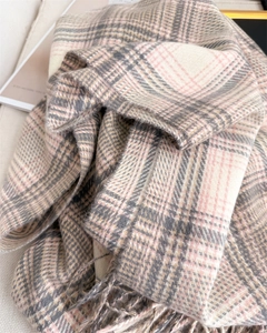 Détail d'une écharpe à carreaux doux avec franges en tissu imitation cachemire pastel