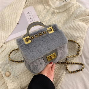 Sac à main élégant en fausse fourrure grise avec poignées dorées et bandoulière chaîne