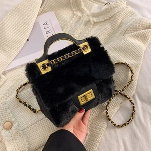 Sac à main en fausse fourrure noire avec texture pelucheuse et bandoulière dorée