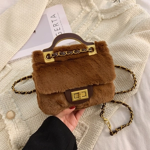 Sac à main en peluche marron avec bandoulière en chaîne dorée et poignée en cuir