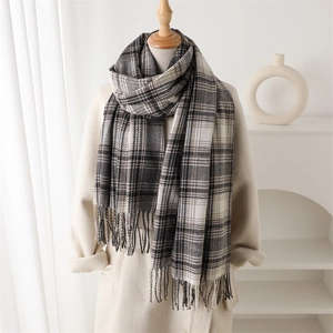 Écharpe à carreaux noir et gris effet cachemire avec franges sur manteau beige