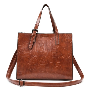 Sac fourre-tout rétro en cuir marron avec lettres embossées et bandoulière réglable