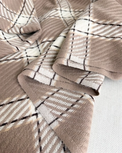 Détail du foulard à carreaux beige en imitation cachemire avec tissage à chevrons doux