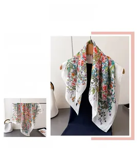 Dettaglio di un elegante foulard in seta sintetica con stampa floreale e texture liscia