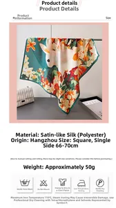 Dettaglio foulard quadrato in raso di seta con stampa di coniglio bianco e fiori arancio