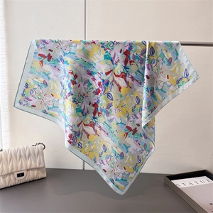 Dettaglio di elegante foulard in seta con motivo floreale astratto e lucentezza morbida