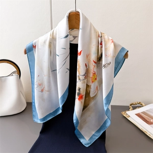 Elegante sciarpa in seta con stampa floreale di magnolia su gruccia con borsa bianca chic