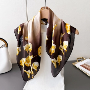 Elegante foulard in seta con stampa di gigli gialli su top bianco a coste